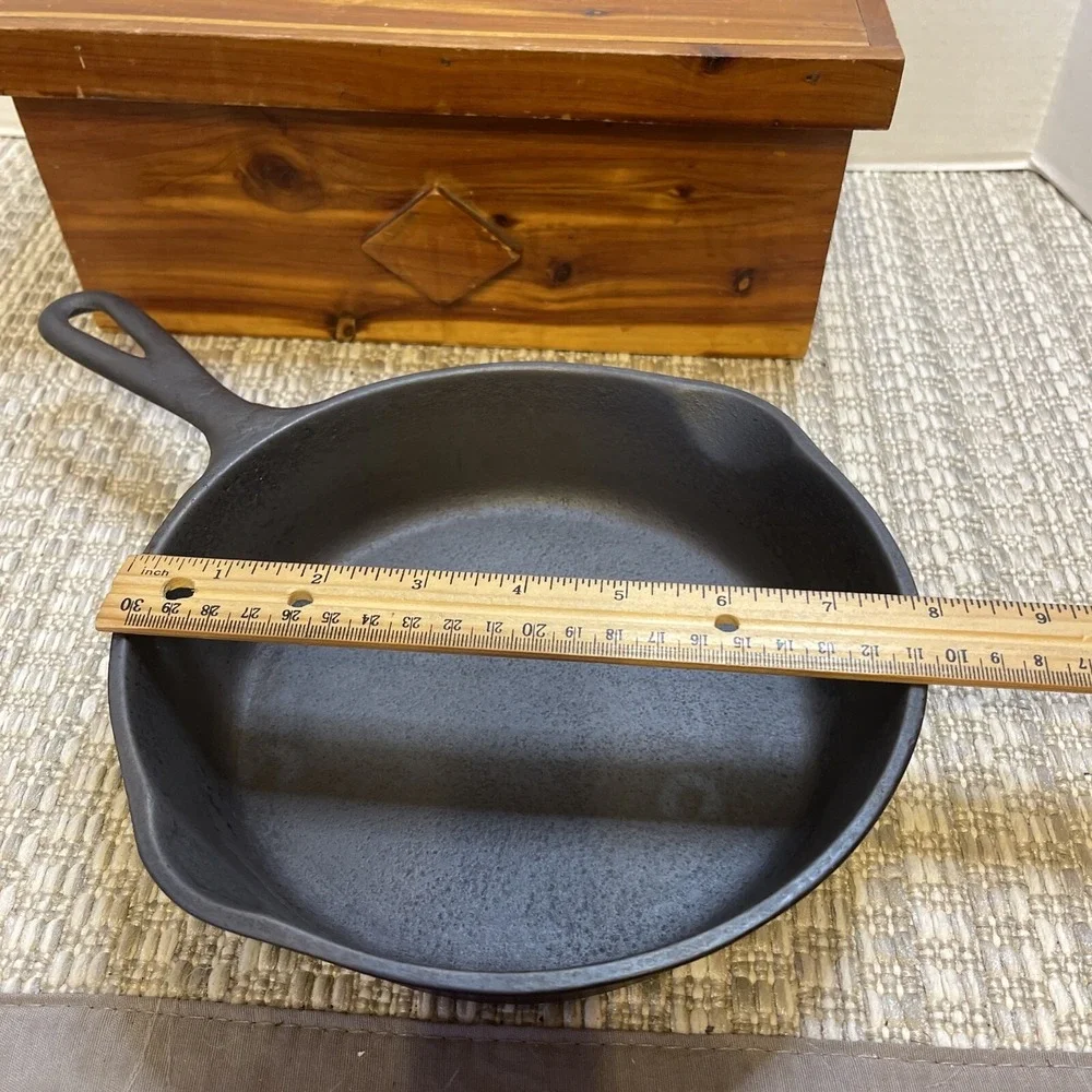 Vintage Unmarked Wagner #5 minor pitting mold shift on outside Recently Seasoned